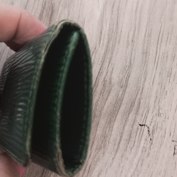 AUTHENTIC Louis Vuitton Green Epi Leather 4 Key Holder - Picture 5 of 7